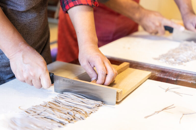そば打ち体験 麺切りの様子
